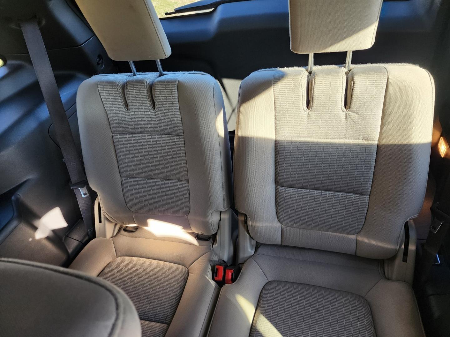 2015 Gray /Gray Ford Explorer XLT (1FM5K7D9XFG) with an 2.0 4CYL. engine, Automatic transmission, located at 1221 Madison St., Shelbyville, TN, 37160, (931) 680-9439, 0.000000, 0.000000 - Photo#4